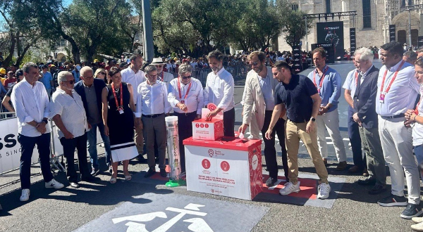 Reciclar no arranque da Volta a Espanha   Sensibilizar para a separação de lâmpadas, pilhas e baterias é o mote    