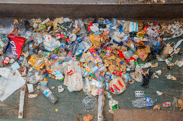 Nas papeleiras de rua estão muitas embalagens que podiam ser recicladas